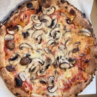 The mushroom pizza is so tasty!