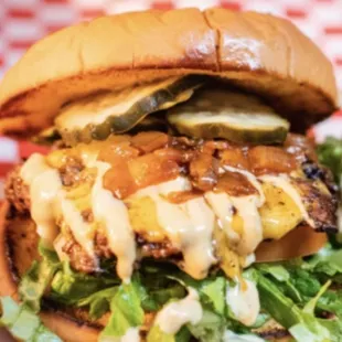 Burger with lettuce and tomatoes