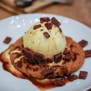 Warm Chocolate Cookie and Ice Cream - IG: @nelson_eats