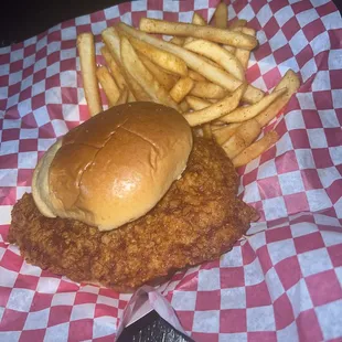 food, chicken wings and fried chicken