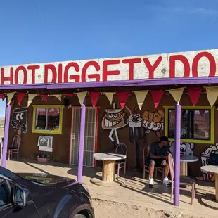 the outside of a hot dog shop