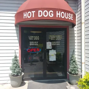 the entrance to the hot dog house