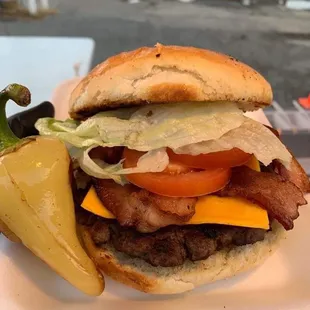 Hamburguesa con hecha con  pan artesanal, recién preparado.  Carne de res de la mejor calidad Tocino $5