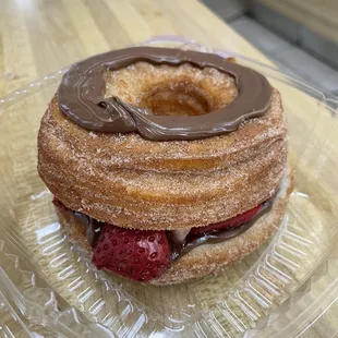 Strawberry and Nutella Cronut (TikTok: @justandyvu)