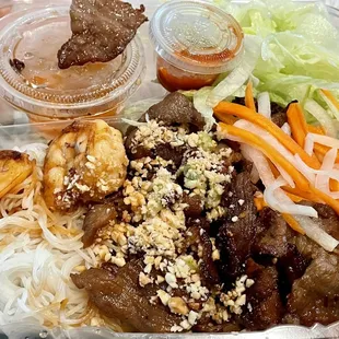 Grilled pork and grilled shrimp with vermicelli