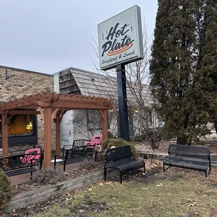 the outside of a hot plate restaurant