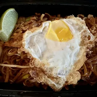 Pad Thai (Rice Noodle) + chicken + fried egg
