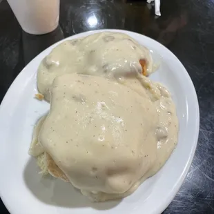 Side of biscuits &amp; gravy (comes as an option as side with omelette)