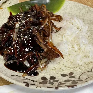 T2. TERIYAKI BEEF BOWL - Teriyaki beef, onion and carrot with steamed rice and sesame seeds