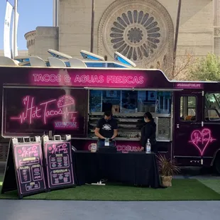 a food truck selling hot tacos