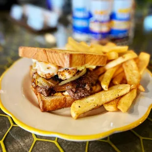 Couyon Melt
Half pound burger topped with sautéed shrimp, grilled onions and mushrooms, provolone chz, horseradish and spillway sauce