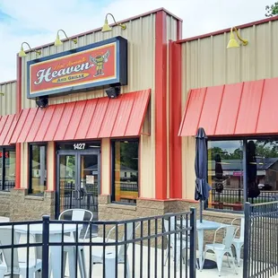 the outside of the restaurant