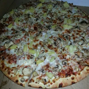Pineapple, mushroom, onion pizza...yum!