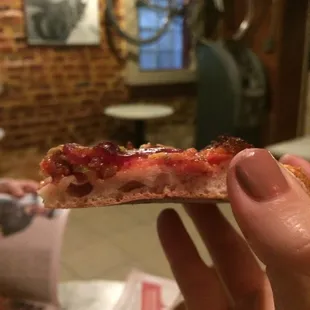 Holds all the toppings and doesn&apos;t droop
