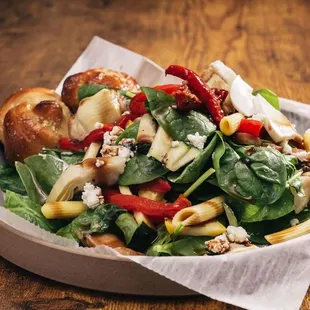 Farmer&apos;s Market Salad &amp; Garlic Knots