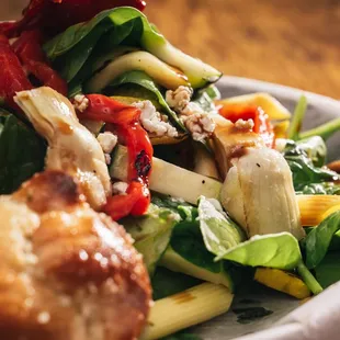 Farmer&apos;s Market Salad &amp; Garlic Knots