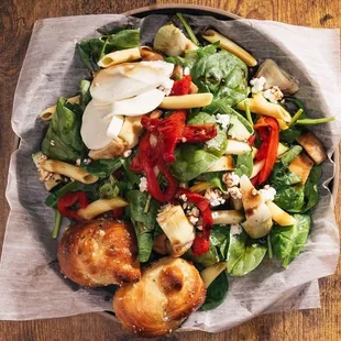 Farmer&apos;s Market Salad &amp; Garlic Knots