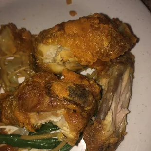 a plate of fried chicken and green beans