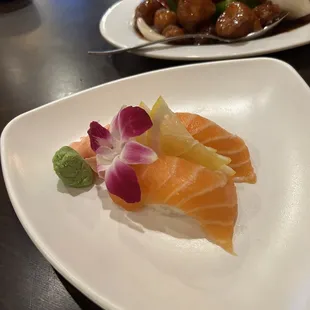 Salmon nigiri