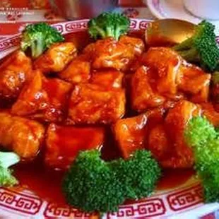 General Tso&apos;s Chicken served with fresh Broccoli