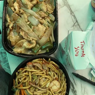 Combination lo mein and chicken and pepper