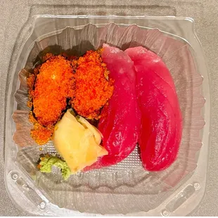Tobiko &amp; maguro nigiri