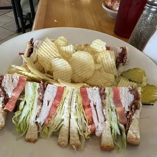 Club sandwich w/ chips