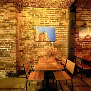 Love those brick walls!