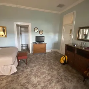 Cover that window above the door! Plenty of room and a decent old TV.