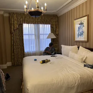 Small basic room with a king (tiny tv)
