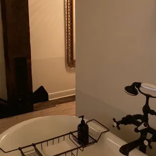 Clawfoot bathtub
