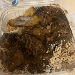 Large Oxtails with rice and peas and plantains very flavorful! Will be back!