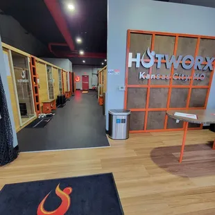 Open 24/7 to accommodate your busy schedule! No excuses, you've got 15 min for a HIIT workout! ;)