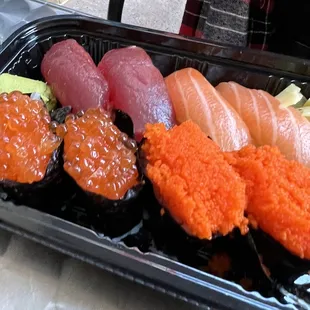 Ikura, masago, ahi, salmon sushi set