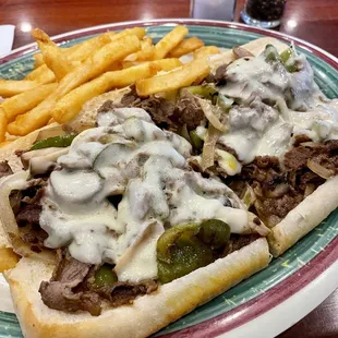 Philly Cheesesteak w crispy fries