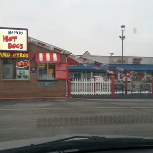 Small place with fantastic tasting &quot;hot dogs&quot;