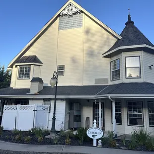 Houndstooth Inn
