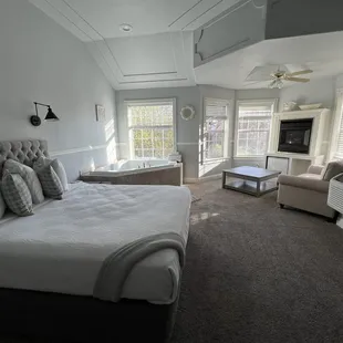 Our suit! (Spa tub &amp; fire place)