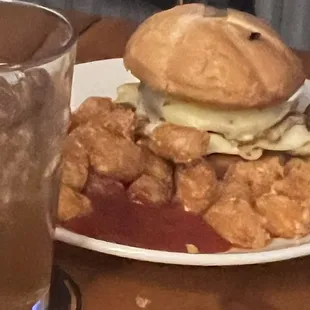 Cheeseburger with tots