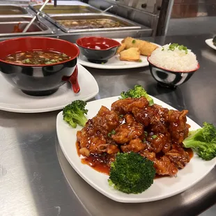 a plate of chicken and broccoli