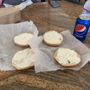 Pathetic quantity of cream cheese. Ridiculous to charge for cream cheese if this is all you are gonna put on.