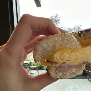 Scrambled egg sandwich with ham: soft and buttery!