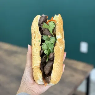 ig: @whatsviveating  | steak banh mi