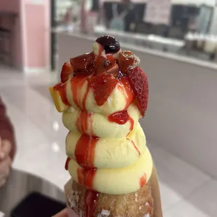 Mamino&apos;s tropical fruit sundae