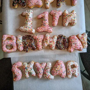 the doughnuts with the letters klaches