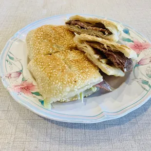 Sesame Pancake with Marinated Beef
多层烧饼夹酱牛肉