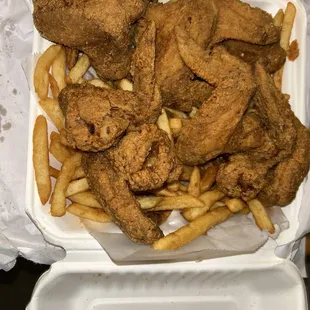 Chicken Wings with Fries