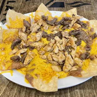 Fajita nachos with beef and chicken