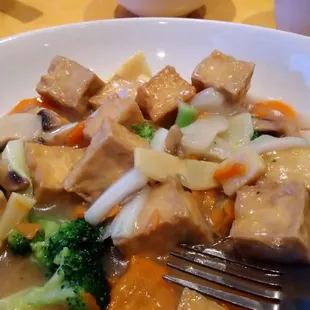 Tofu (...with vegetables), fried rice, and hot tea