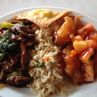 Lunch special combo: sweet n sour chicken and broccoli beef.